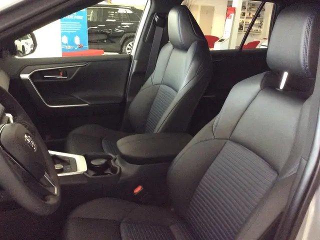 TOYOTA RAV4 2.5 Hybrid 222pk CVT AWD Bi-Tone * Direct leverbaar! * INNOVATION PACK * Panoramisch schuif-/kanteldak!
