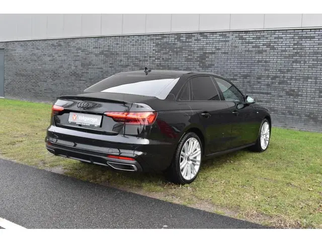 Audi A4 Limousine 35 TFSI S-line 2.0 Mild Hybrid S-line black-line Automaat Leder interieur