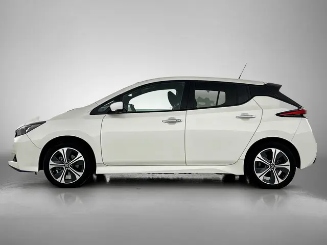 Nissan LEAF Electric+  62kWh SOH 94% / Pdc.+Camera / Navigatie / Airco-ecc./ Stoelverwarming / Apk 0...