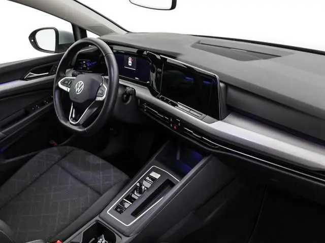 Volkswagen Golf 1.0 eTSI 110pk Life Business · Apple/Android Car Play · Navigatie · Sfeerverlichting...